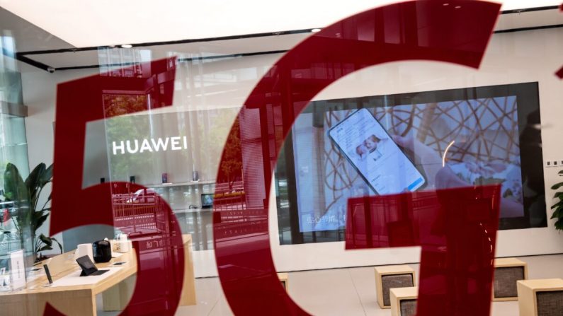 Una tienda Huawei tiene una etiqueta roja que dice "5G" en Beijing el 25 de mayo de 2020. La decisión de Canadá de utilizar o no el gigante chino de las telecomunicaciones en su despliegue 5G tiene consecuencias directas para la seguridad nacional de Estados Unidos. (Nicolas Asfouri/AFP vía Getty Images)