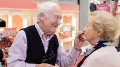 Esposo cariñoso de 84 años de edad aprende a maquillar a su esposa parcialmente ciega