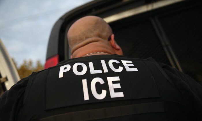 Un agente del Servicio de Control de Inmigración y Aduanas (ICE) detiene a un criminal convicto en Los Ángeles, California, el 14 de octubre de 2015. (John Moore/Getty Images)