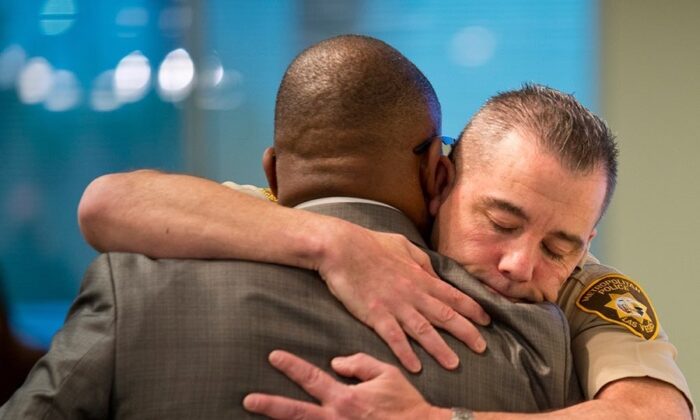 Jon Ponder, fundador de HOPE for Prisoners, abraza a un oficial de policía de Las Vegas. (Cortesía de Jon Ponder)