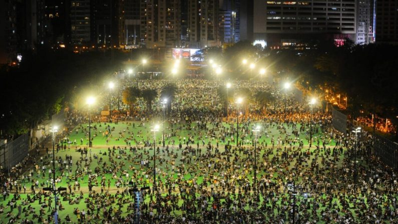 Los hongkoneses llegan a una vigilia con velas para conmemorar la masacre de la Plaza Tiananmen, en el  Victoria Park, Hong Kong, el 4 de junio de 2020. (Song Bilung/The Epoch Times)