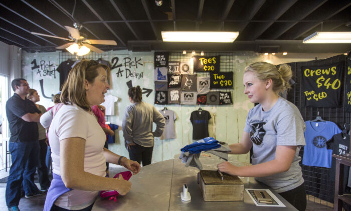Una tienda de camisetas en Rexburg, Idaho en una foto de archivo. (Natalie Behring/Getty Images)