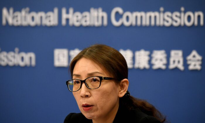 Jiao Yahui, subdirectora de la Administración y Supervisión Médica de la Comisión Nacional de Salud de China, habla durante una conferencia de prensa en Beijing el 28 de enero de 2020. (NOEL CELIS/AFP vía Getty Images)