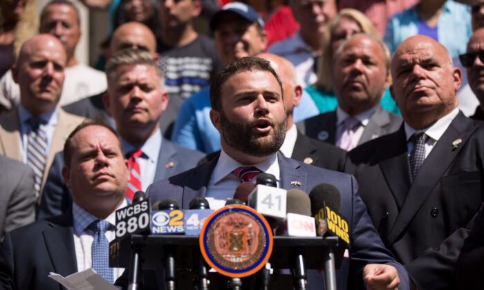El concejal de la ciudad de Nueva York, Joe Borelli, habla frente al ayuntamiento durante una conferencia de prensa en la ciudad de Nueva York el 24 de agosto de 2017. (Drew Angerer/Getty Images)