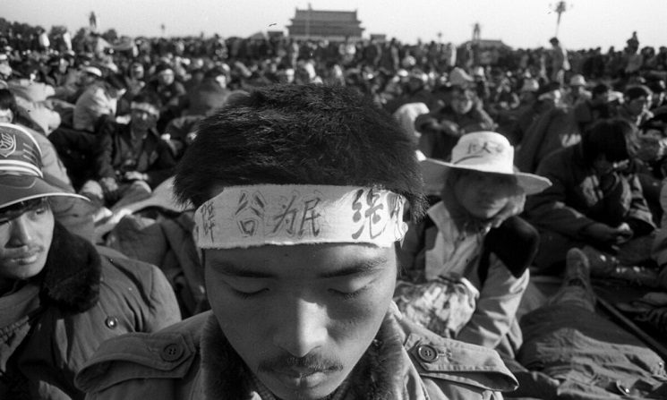 Un estudiante en huelga de hambre en la Plaza Tiananmen, Beijing, en junio de 1989. (Cortesía de Liu Jian/ The Epoch Times)