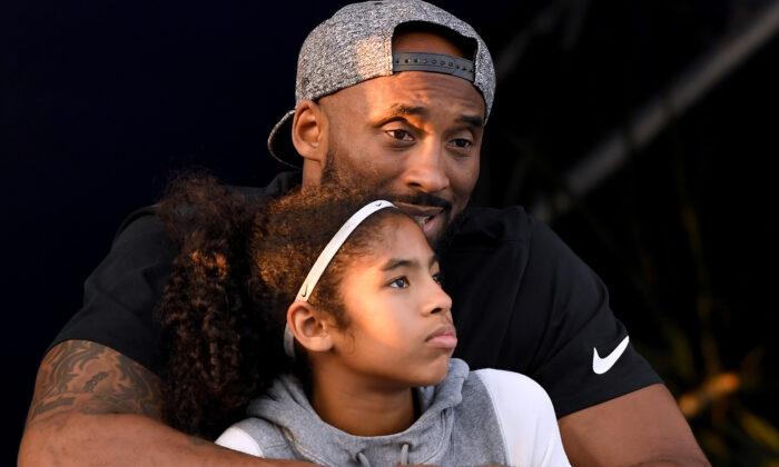 Kobe Bryant y su hija, Gianna Bryant, en el segundo día del Campeonato Nacional de Natación Phillips 66 en el Centro Acuático Woollett, en Irvine, California, el 26 de julio de 2018. (Harry How/Getty Images)