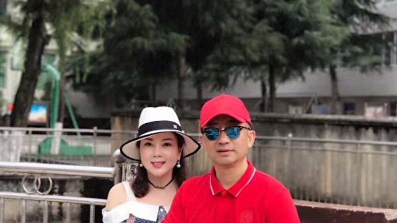 Li Huaiqing y su esposa Bao Yan en esta foto sin fecha. (Cortesía de Bao Yan).