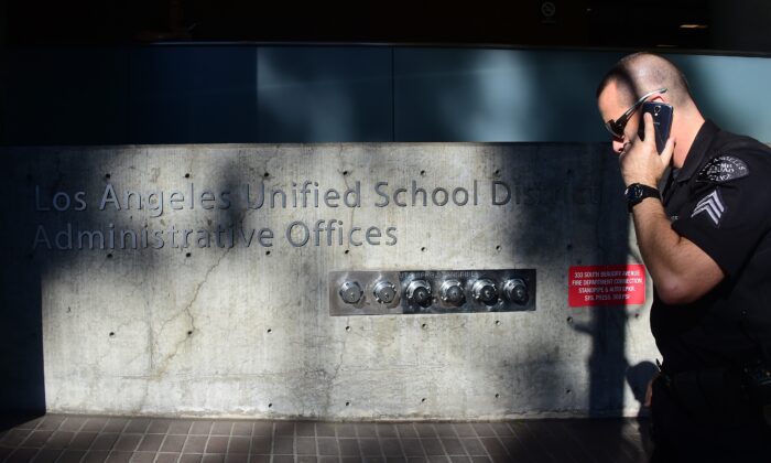 Un oficial de policía pasa por las oficinas administrativas del Distrito Escolar Unificado de Los Ángeles, en Los Ángeles, Cali., el 15 de diciembre de 2015. (Frederic J. Brown/AFP/Getty Images)