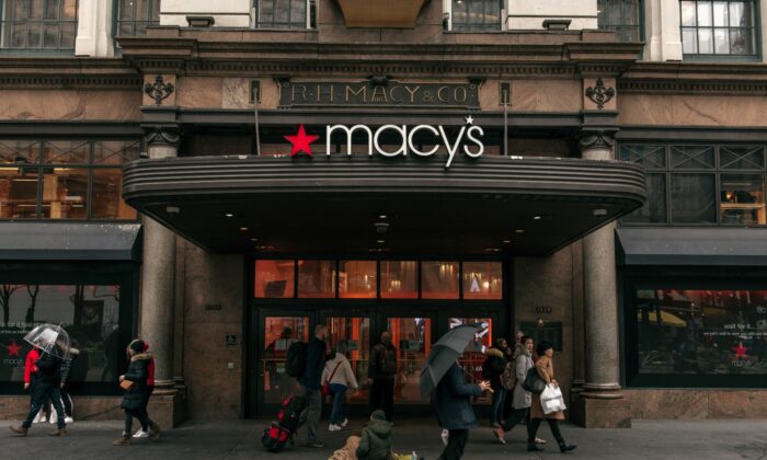 La gente camina por la entrada de la tienda insignia de Macy's en la calle 34 en el centro de Manhattan, en la Ciudad de Nueva York, el 25 de febrero de 2020. (Scott Heins/Getty Images)
