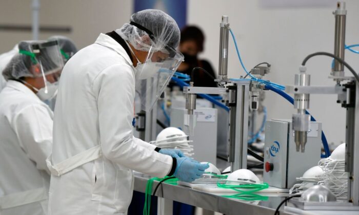 Empleados trabajan en la producción de mascarillas N95 en una fábrica que produce 40,000 máscaras N95 por día, en la Ciudad de México, México, el 21 de mayo de 2020. (Alfredo Estrella / AFP a través de Getty Images)