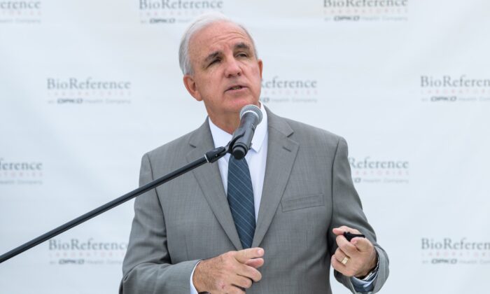 El alcalde del Condado de Miami-Dade, Carlos A. Gimenez, habla durante la gran inauguración del evento de recolección de pruebas de anticuerpos COVID-19 en el Centro Comercial Internacional de Miami en Doral, Florida, el 18 de junio de 2020. (Jason Koerner/Getty Images para BioReference Laboratories)
