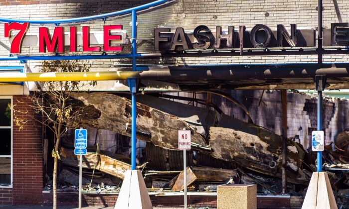 Los restos carbonizados de un almacén de suministros de belleza quedó destruido durante los disturbios de fines de mayo en Minneapolis, Minnesota. Imagen del 3 de junio de 2020. (Kerem Yucel/AFP/Getty Images)
