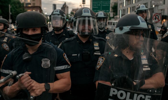 Los oficiales de la policía de Nueva York bloquean la entrada del puente de Manhattan en la Ciudad de Nueva York el 2 de junio de 2020. (Scott Heins/Getty Images)
