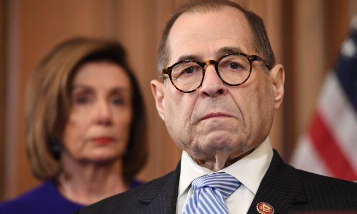 La presidente de la Cámara, Nancy Pelosi (D-Calif.), escucha detrás del presidente del poder judicial de la Cámara, Jerry Nadler (D-N.Y.), durante una conferencia de prensa para anunciar artículos de impeachment del presidente Donald Trump durante una conferencia de prensa en el Capitolio de EE.UU. en Washington el 10 de diciembre de 2019. (Saul Loeb/AFP via Getty Images)