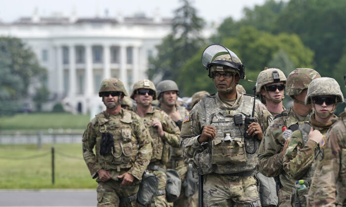 Los miembros de la Guardia Nacional se despliegan cerca de la Casa Blanca, foto tomada el 6 de junio de 2020 en Washington D.C. (Drew Angerer/Getty Images)