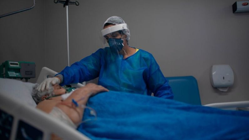 Un profesional de la salud atiende a un paciente en la sala de la Unidad de Cuidados Intensivos (UCI) (MAURO PIMENTEL/AFP vía Getty Images)