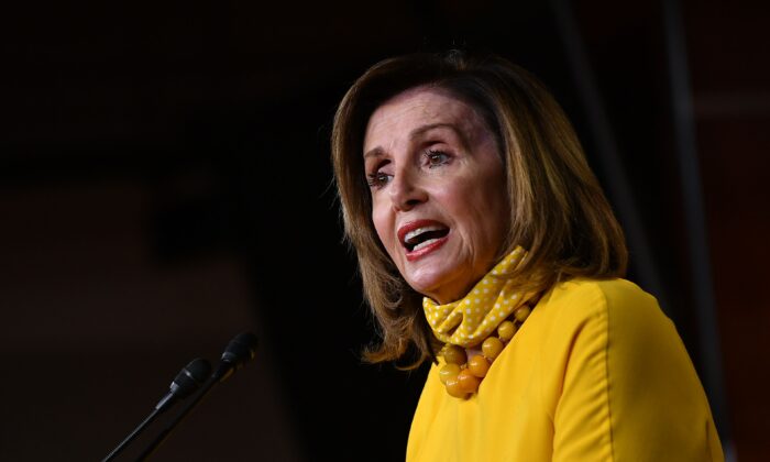 La presidenta de la Cámara de Representantes, Nancy Pelosi, demócrata de California, habla en su conferencia de prensa semanal en el Capitolio de Washington, DC, el 11 de junio de 2020. (MANDEL NGAN/AFP a través de Getty Images)