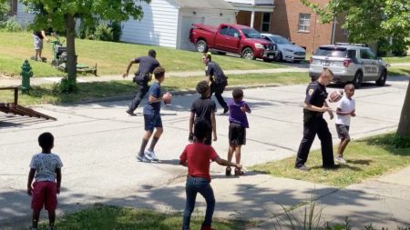 Policías reciben reporte de niños jugando fútbol en la calle: oficiales responden uniéndose al juego