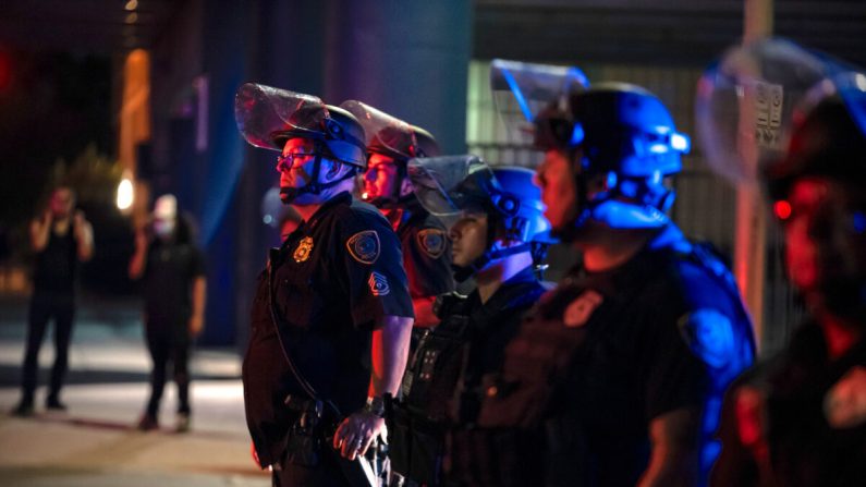 Oficiales de policía en la escena de una manifestación en Houston, Texas, el 2 de junio de 2020. (Sergio Flores/Getty Images)