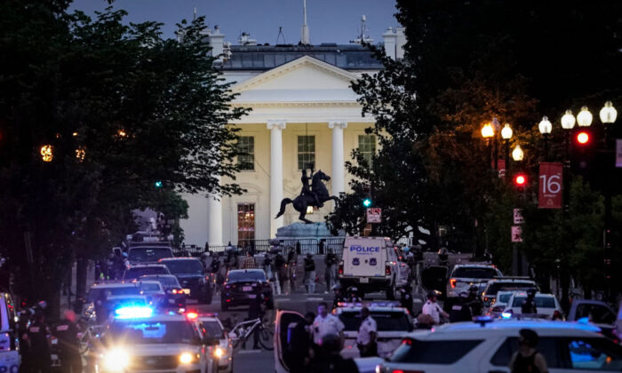Gran respuesta de la policía cerca de la Casa Blanca tras dispersar una protesta en el centro de Washington el 1 de junio de 2020. (Drew Angerer/Getty Images)
