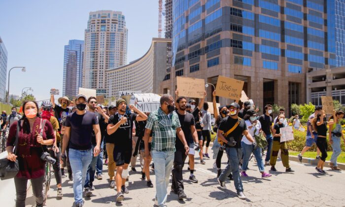 Manifestantes participan en marcha de las agencias de talentos de Hollywood para apoyar las protestas de Black Lives Matter en Beverly Hills, California, el 6 de junio de 2020. (Rich Fury/Getty Images)