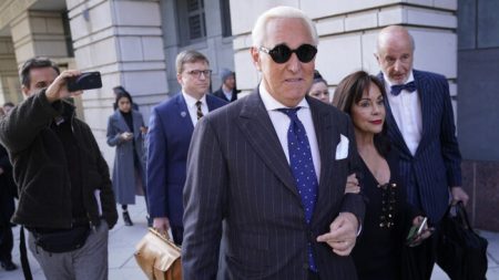 Instrucciones de sentencia a Roger Stone se basan en «consideraciones políticas», declarará el fiscal