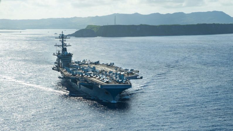 El portaaviones USS Theodore Roosevelt (CVN 71) opera en el Mar de Filipinas el 21 de mayo de 2020 tras una prolongada visita a Guam durante la pandemia mundial de COVID-19. (Foto de la Marina de Guerra de Estados Unidos por la marinera especialista en comunicación de masas, Kaylianna Genier)