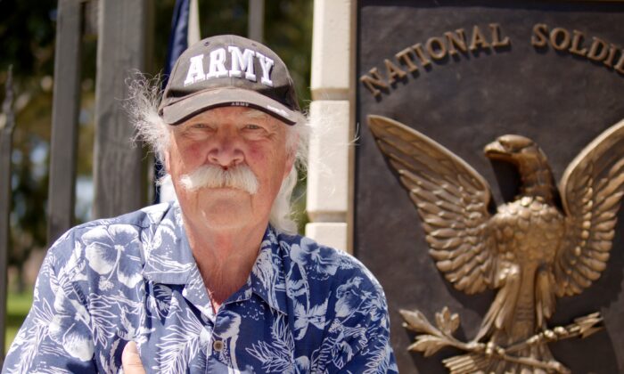 El veterano de guerra de Vietnam Robert Rosebrock se encuentra frente al campus del Sistema de Salud del Gran Los Ángeles de Asuntos de Veteranos (VA) para protestar por los usos del campus que él dice no sirven a los veteranos, el 7 de junio de 2020. (Hau Nguyen/The Epoch Times)