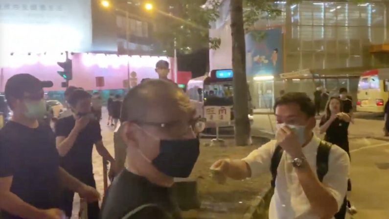 Un hombre empuña un cuchillo después de discutir con ciudadanos locales, en Kwun Tong, Hong Kong, el 12 de junio de 2020. (Jerry/The Epoch Times)
