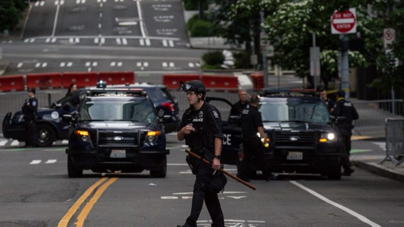 Un oficial de policía camina fuera de la comisaría oeste de Seattle el 10 de junio de 2020 en Seattle, Washington. (David Ryder/Getty Images)