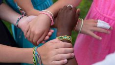 Niña de 9 años y amigos recaudan casi USD 100,000 vendiendo pulseras para ayudar a negocios de negros