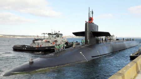 Primer oficial naval de EE.UU. filipina gana la insignia de guerra submarina del submarino USS Ohio