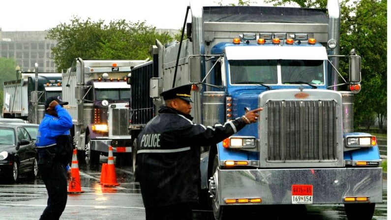 La policía vigila el tráfico de camiones en Washington el 28 de abril de 2008. (Alex Wong/Getty Images)
