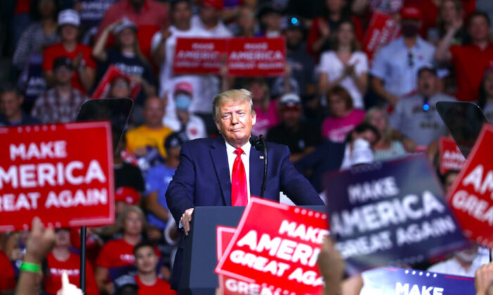 El presidente Donald Trump en un mitin de campaña en el Centro BOK en Tulsa, Okla., el 20 de junio de 2020. (Charlotte Cuthbertson/The Epoch Times)