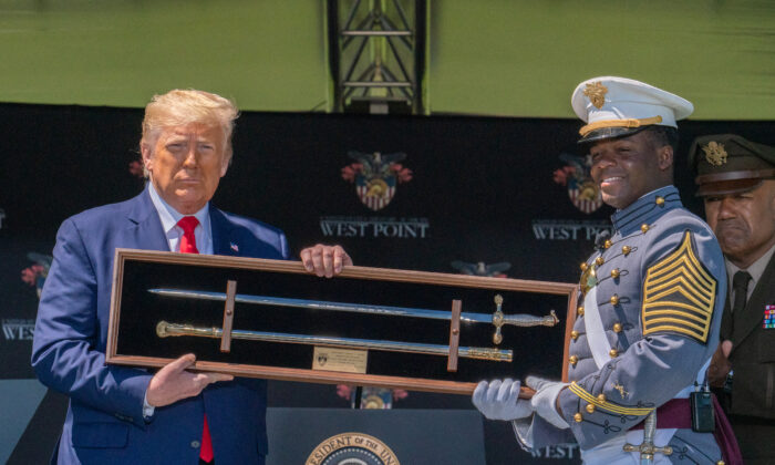 El presidente de Estados Unidos, Donald Trump, recibe el sable de cadete de la Clase de la Academia Militar de los Estados Unidos de 2020, en la ceremonia de graduación de West Point, N.Y., el 13 de junio de 2020. (David Dee Delgado/Getty Images)