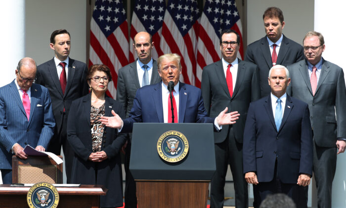 El presidente Donald Trump habla durante una conferencia de prensa en la Rosaleda de la Casa Blanca el 5 de junio de 2020 en Washington, DC. (Chip Somodevilla/Getty Images)