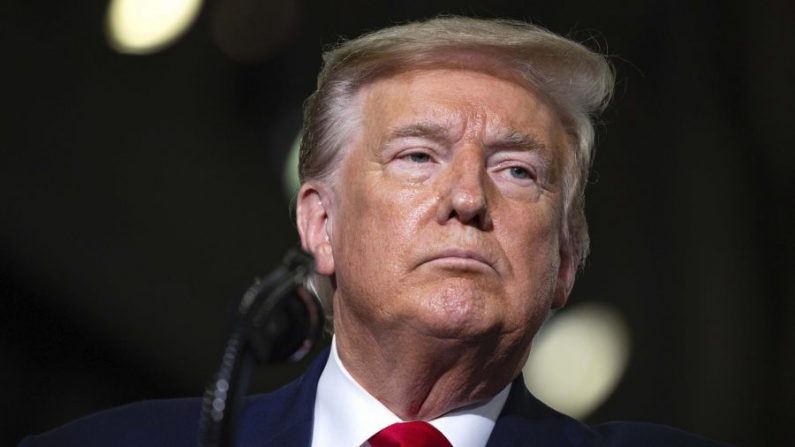 El presidente Donald Trump habla luego del exitoso lanzamiento del cohete SpaceX Falcon 9 con la nave tripulada Crew Dragon en el Centro Espacial Kennedy en Cabo Cañaveral, Florida, el 30 de mayo de 2020. (Saul Martinez/Getty Images)