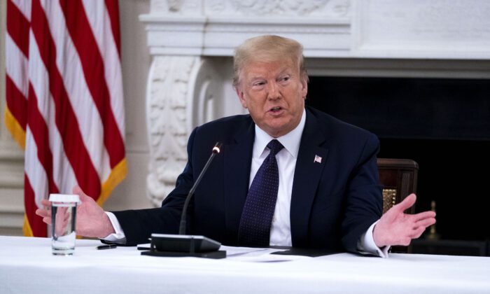 El presidente, Donald Trump, hace comentarios mientras participa en una mesa redonda con oficiales de la ley en el Comedor de Estado de la Casa Blanca, el 8 de junio de 2020. (Doug Mills-Pool/Getty Images)
