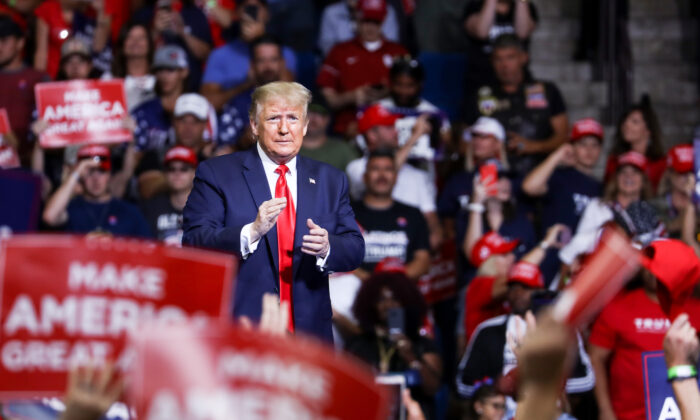 El presidente, Donald Trump, se encuentra en un mitin de campaña en el Centro BOK en Tulsa, Okla., el 19 de junio de 2020. (Charlotte Cuthbertson/The Epoch Times)