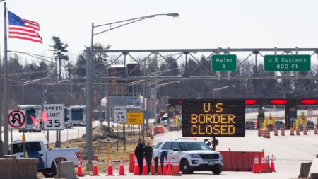 Estados Unidos extiende restricciones de viajes en fronteras con México y Canadá