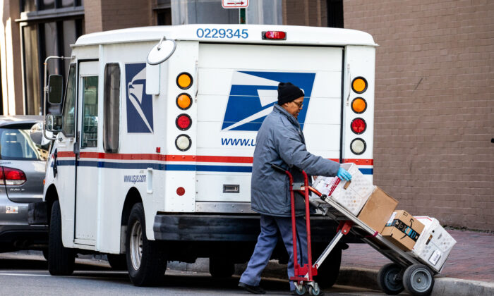 Una mujer descarga un camión de USPS en Norfolk, Virginia, el 26 de enero de 2018. (Samira Bouaou / The Epoch Times)