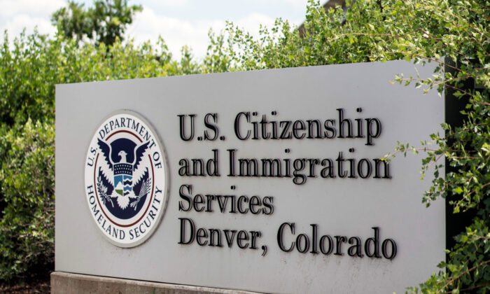 El edificio de Servicios de Ciudadanía e Inmigración de EE.UU., también la ubicación de la Oficina de Campo ICE Denver, se ve afuera de Denver, Colorado, el 14 de julio de 2019. (Chet Strange/AFP a través de Getty Images)