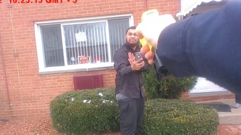 El video muestra a un oficial de Wickliffe usando una pistola Taser (Departamento de Policía de Wickliffe)
