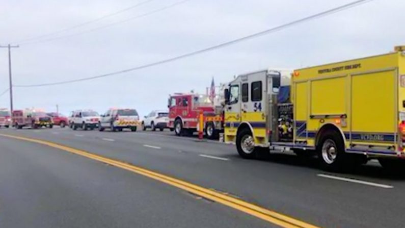 Vehículos del Departamento de Bomberos y del Sheriff del condado de Ventura en la escena de la autopista de la Costa del Pacífico cerca de Deer Creek en California el 25 de junio de 2020. (Departamento de Bomberos del Condado de Ventura)
