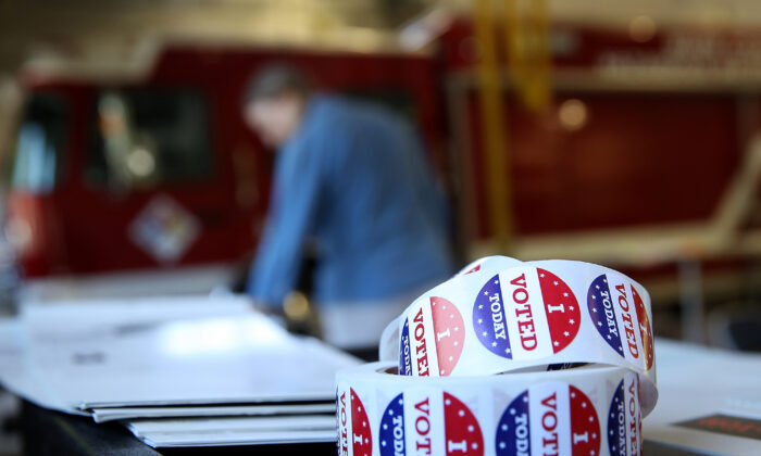 Un rollo de calcomanías con la leyenda "Yo voté" se encuentra en una mesa dentro de un colegio electoral en un cuartel de bomberos del Valle de Ross en San Anselmo, California, el 5 de junio de 2018. (Justin Sullivan/Getty Images)