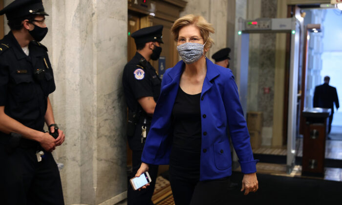 La senadora Elizabeth Warren (D-Mass.) llega al Capitolio de EE.UU., en Washington para una votación el 18 de mayo de 2020. (Chip Somodevilla/Getty Images)