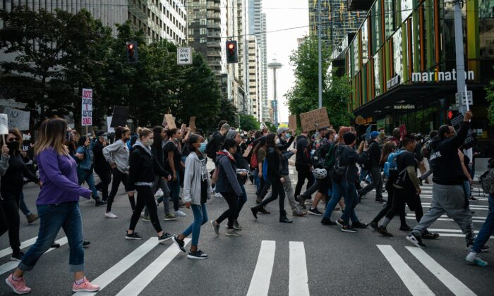 Manifestantes de Black Lives Matter marchan por una calle del centro de Seattle, Washington, el 14 de junio de 2020. (David Ryder / Getty Images)