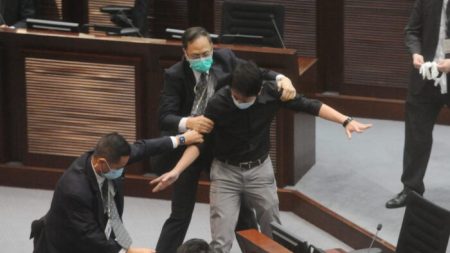 Parlamento de Hong Kong aprueba un controvertido proyecto de ley sobre el himno nacional