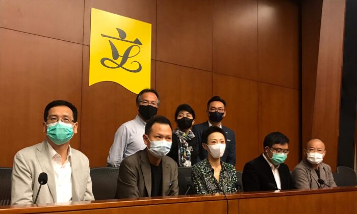 Miembros de los grupos parlamentarios prodemocracia celebran una conferencia de prensa en el Consejo Legislativo de Hong Kong el 30 de junio de 2020. (Sucursal de Hong Kong de The Epoch Times)