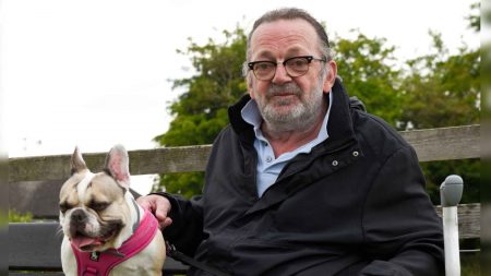 Hombre confinado a una silla de ruedas dice que adoptar una perrita rescatada le salvó la vida